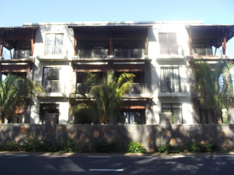 West Terraces Residence No 5 with SEAFRONT - LICENSED BY TOURISM AUTHORITY 13516 Condominio in Flic en Flac