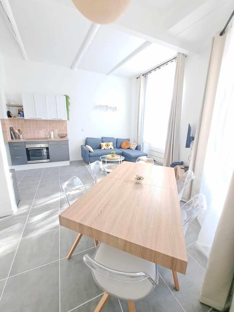 Kitchen or kitchenette, Living room