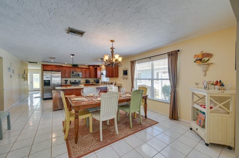 Lovely Naples Home with Lanai and Pool about 1 Mi to Beach Casa in Naples Park