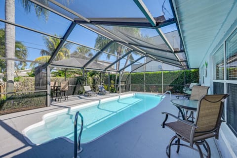 Lovely Naples Home with Lanai and Pool about 1 Mi to Beach Casa in Naples Park