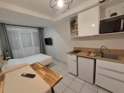 Bed, TV and multimedia, Kitchen or kitchenette, Photo of the whole room, stove