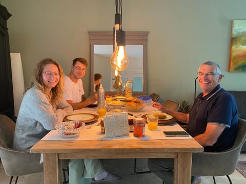 Food and drinks, Dining area, Guests