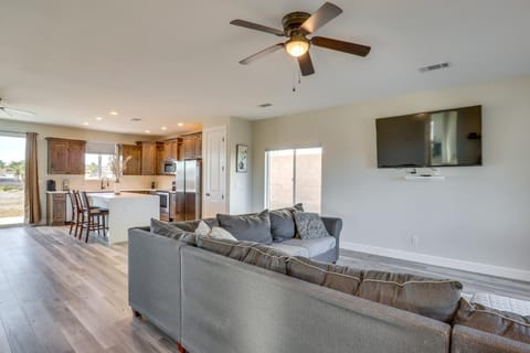 Modern Fort Mohave Home with Patio and Grill! Casa in Fort Mohave