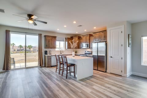 Modern Fort Mohave Home with Patio and Grill! Casa in Fort Mohave