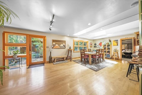 Bristlecone - Updated 3 BR Walk to Lake, Gas Fireplace and Pool Table Maison in Dollar Point