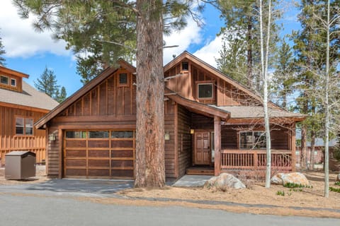 Cedar Crest- Hot Tub- Walk to Ice Skating- Near Downtown and Northstar! House in Truckee