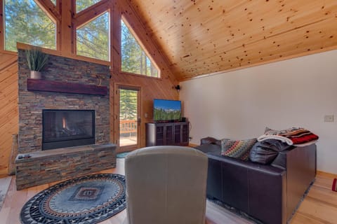 Cottonwood- Hot Tub- Fireplace- Ping Pong Table- Amenity Access Casa in Truckee
