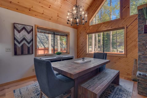 Cottonwood- Hot Tub- Fireplace- Ping Pong Table- Amenity Access Haus in Truckee