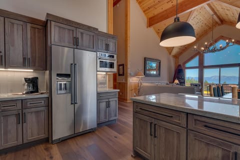 Crystal Lodge- 2,750 Sqft, Panoramic Lake View, Hot Tub, Family Room, Foosball Table Maison in Tahoe City