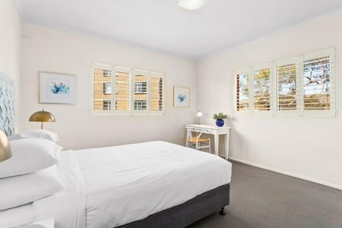 Bright 2-Bed Unit with Parking by the Beach Condo in Manly