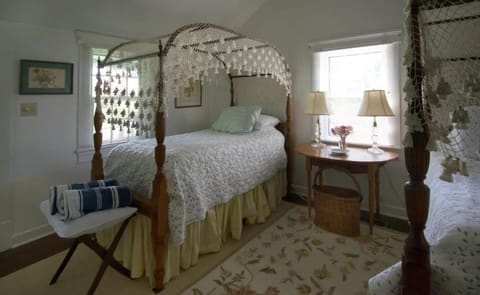 Stunning Cottage in Famous KY Garden -Sleeps 2 Apartment in Louisville