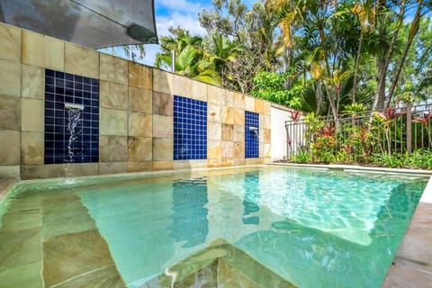 Fresco Tropical: Private Pool Haven by Golf Course Apartment in Port Douglas