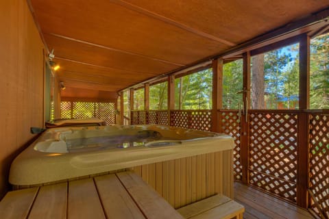 Club 151- Hot Tub- Pet Friendly- Easy Winter Access House in Dollar Point