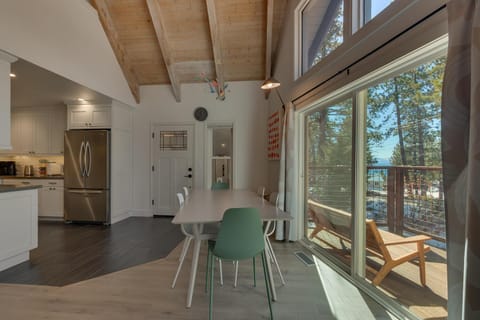 Moon Dune Chalet, Remodeled 3 BR Cabin plus Loft, Walk to Dining House in Tahoe Vista