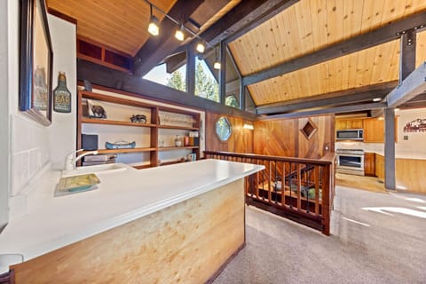 Nightingale Retreat - 3BR, Close to Tahoe City, Walk to Bike Path, Private Beach Access House in Tahoe City