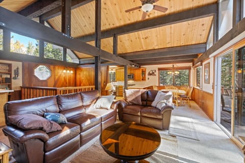 Nightingale Retreat - 3BR, Close to Tahoe City, Walk to Bike Path, Private Beach Access Maison in Tahoe City