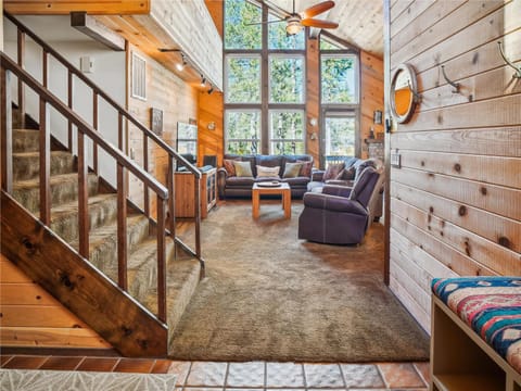 Rustic Retreat in Tahoe Donner- Contemporary Cabin, Forest Views, Pet-Friendly, Amenities Haus in Truckee