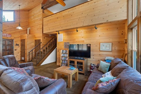Rustic Retreat in Tahoe Donner- Contemporary Cabin, Forest Views, Pet-Friendly, Amenities Casa in Truckee