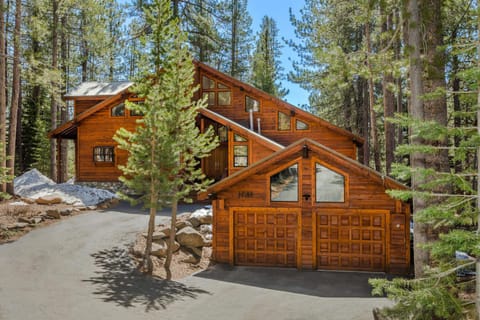 Tree Haus at Tahoe Donner - Unique & bright home with HOA pool and beach Casa in Truckee