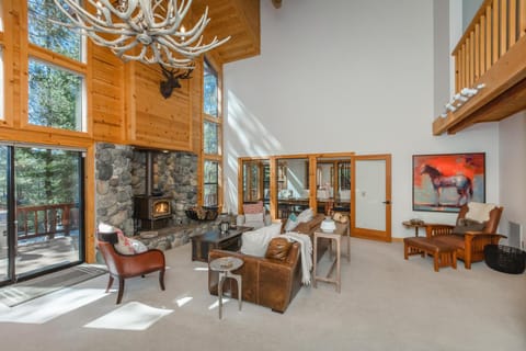 Tree Haus at Tahoe Donner - Unique & bright home with HOA pool and beach Maison in Truckee