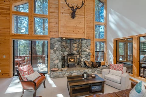 Tree Haus at Tahoe Donner - Unique & bright home with HOA pool and beach Maison in Truckee