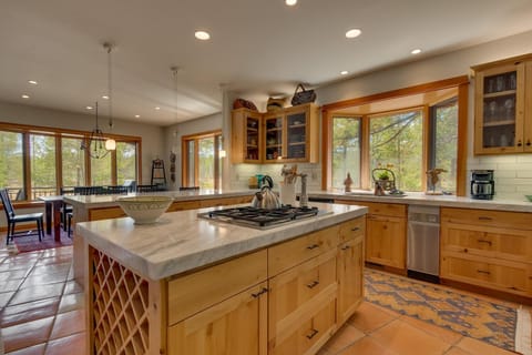 Tranquil Retreat at Tahoe Donner - Private Hot Tub - Stunning Views - Amenity Access House in Truckee