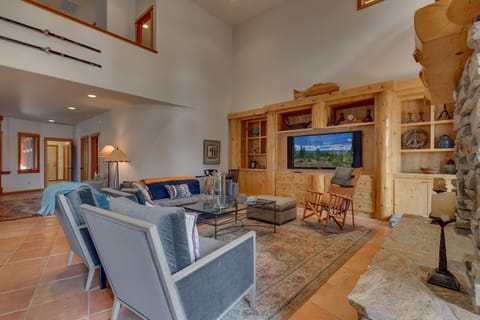 Tranquil Retreat at Tahoe Donner - Private Hot Tub - Stunning Views - Amenity Access Casa in Truckee