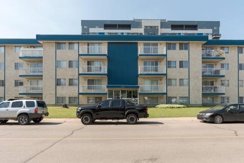 1BR with King Bed Free Parking Self Check In Condo in Fort McMurray
