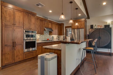 Truckee Luxe at Gray's Crossing, Luxury Townhome, Forest View, Within Minutes of Northstar Ski Resort-Private Hot Tub Maison in Truckee