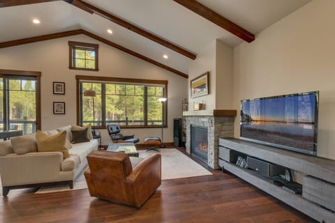 Truckee Luxe at Gray's Crossing, Luxury Townhome, Forest View, Within Minutes of Northstar Ski Resort-Private Hot Tub Casa in Truckee