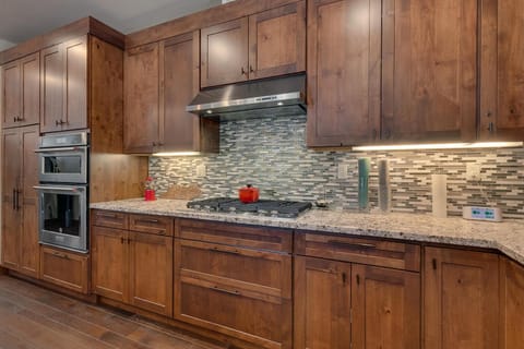 Truckee Luxe at Gray's Crossing, Luxury Townhome, Forest View, Within Minutes of Northstar Ski Resort-Private Hot Tub Casa in Truckee