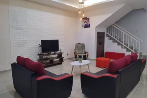 Modern Home/ 5 min Jonker/walking Mahkota Mall & hospital/ 24 pax 7R6B/ Mlk Town House in Malacca