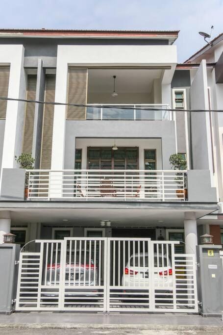 Modern Home/ 5 min Jonker/walking Mahkota Mall & hospital/ 24 pax 7R6B/ Mlk Town House in Malacca