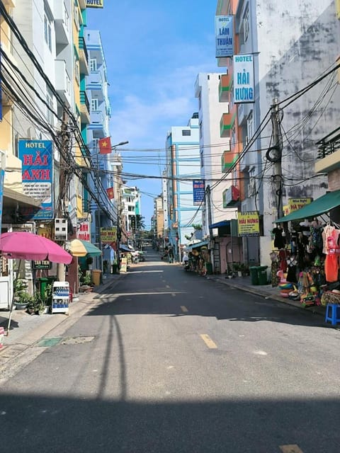 Neighbourhood, Street view