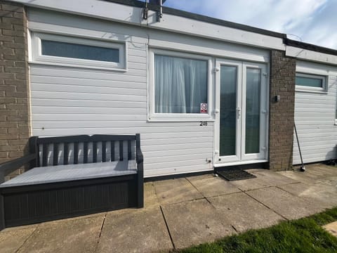 246, Belle Aire, Hemsby - Two bed recently renovated chalet, sleeps 5, free Wi-Fi, pet friendly, bed linen and towels included with onsite entertainment Chalet in Hemsby