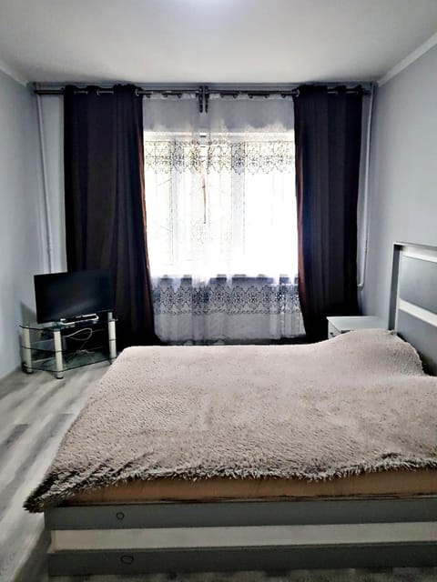 Bed, Seating area, Bedroom