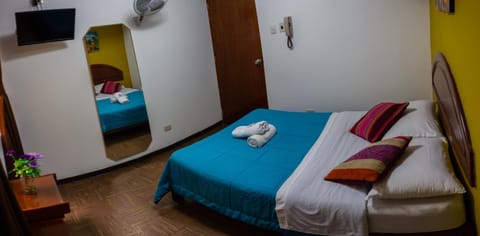 Tupac Lima Airport Hostel in Los Olivos