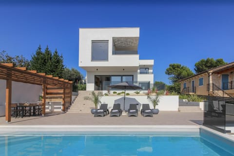 New modern luxury villa near the beach with sea view, pool, sauna , BBQ and playground by WiiBuk Villa in Medulin