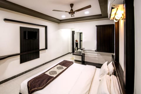 Bed, TV and multimedia, Photo of the whole room, Bedroom, fireplace, wardrobe, air conditioner