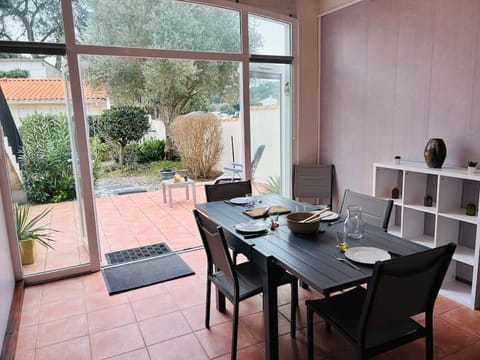 Patio, Garden, Dining area, Garden view