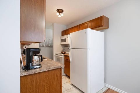 Newly Renovated 2BR wITH Free Parking and Fast WiFi Copropriété in Fort McMurray