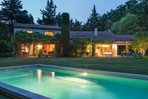 VillaOustal. Parc Arboré 4500 m2. Piscine chauffée. Villa in Carpentras