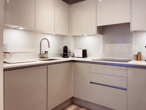 Luxe Pad London with Free Parking Apartment in Brentford