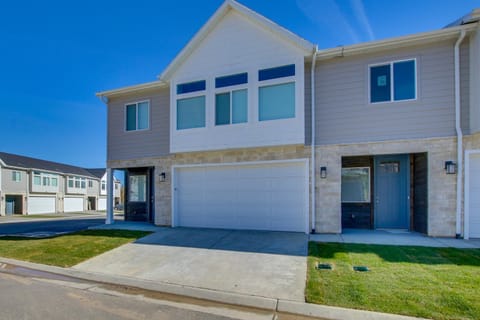 Garden City Townhome with Fireplace Near Bear Lake! House in Garden City