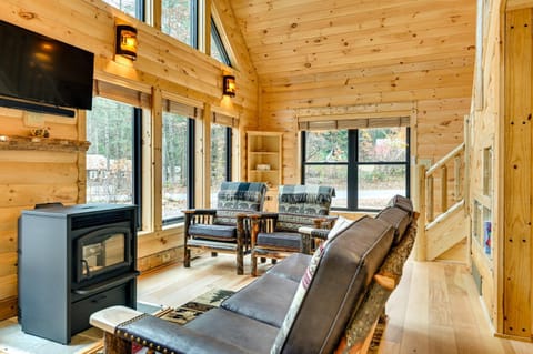 Modern Cabin with Hot Tub and Sacandaga Lake Access! Casa in Great Sacandaga Lake