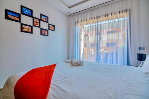 Bed, Day, Balcony/Terrace, Photo of the whole room, Decorative detail, Bedroom, Time of day, towels