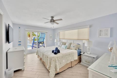 Island Paradise 3 Bed Waterfront/Heated Pool House in Indian Rocks Beach