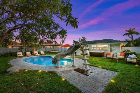 The Coral Villa - Heated Pool Spa and Lush Garden Moradia in West Palm Beach