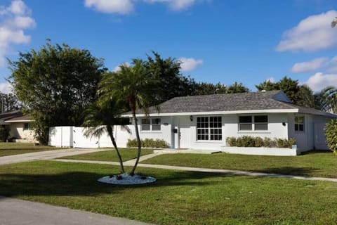 The Coral Villa - Heated Pool Spa and Lush Garden Villa in West Palm Beach