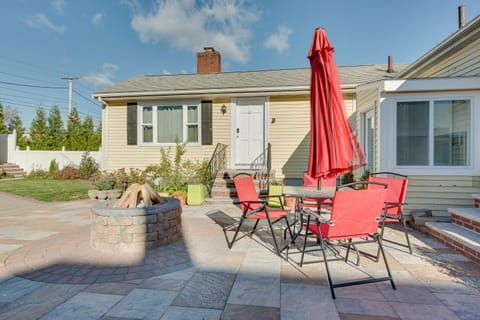 Salem Vacation Rental 1 Mi to Downtown! Condominio in Marblehead